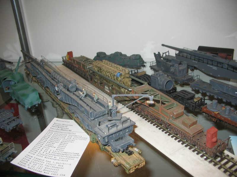 Maquetas de grandes transportes por tren, en primer plano el cañón ferroviario Leopold