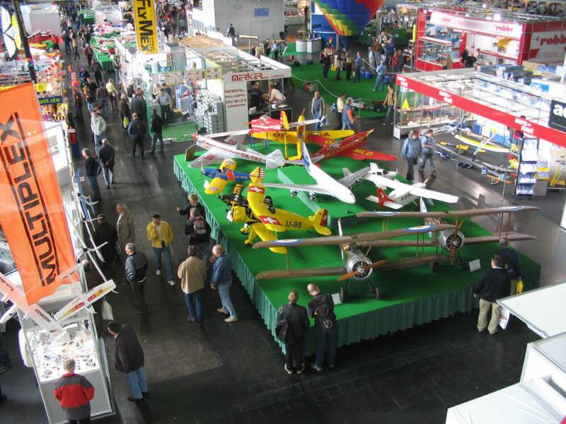 Pabellón dedicado a los aviones, tanto de exposición como de aeromodelismo, visto desde el intercambiador de pabellones