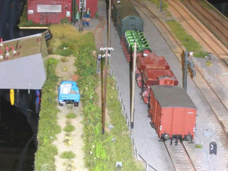 Camino al lado de las vías y vegetación muy realista