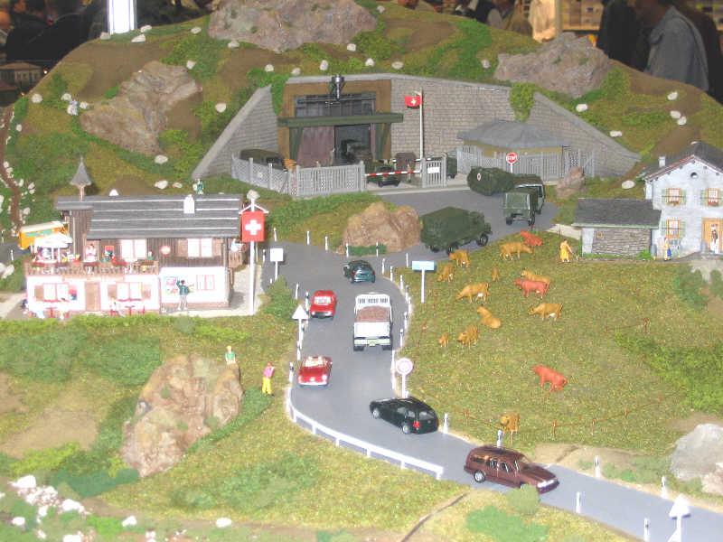 En la misma maqueta se puede ver esa colorida escena de una carretera de montaña