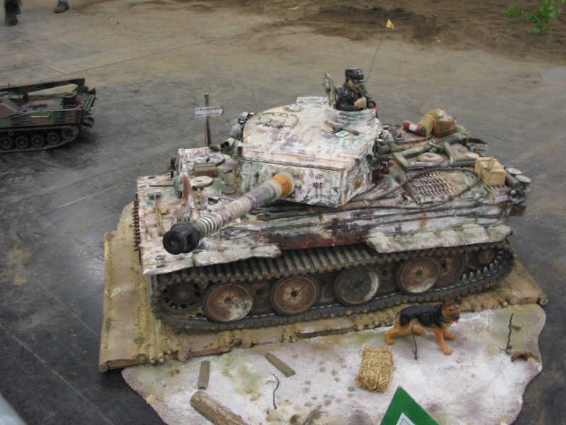 Tanque de exposición rodedado por tanques teledirigidos